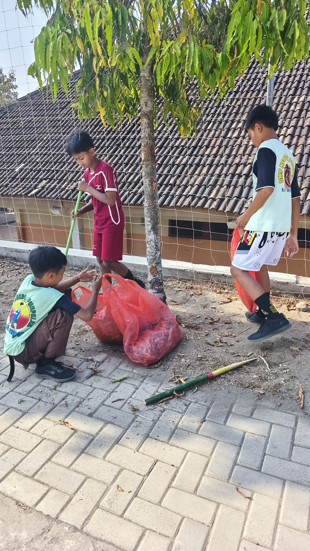 Dokumentasi Kegiatan Kebersihan SMP Negeri 1Puhpelem