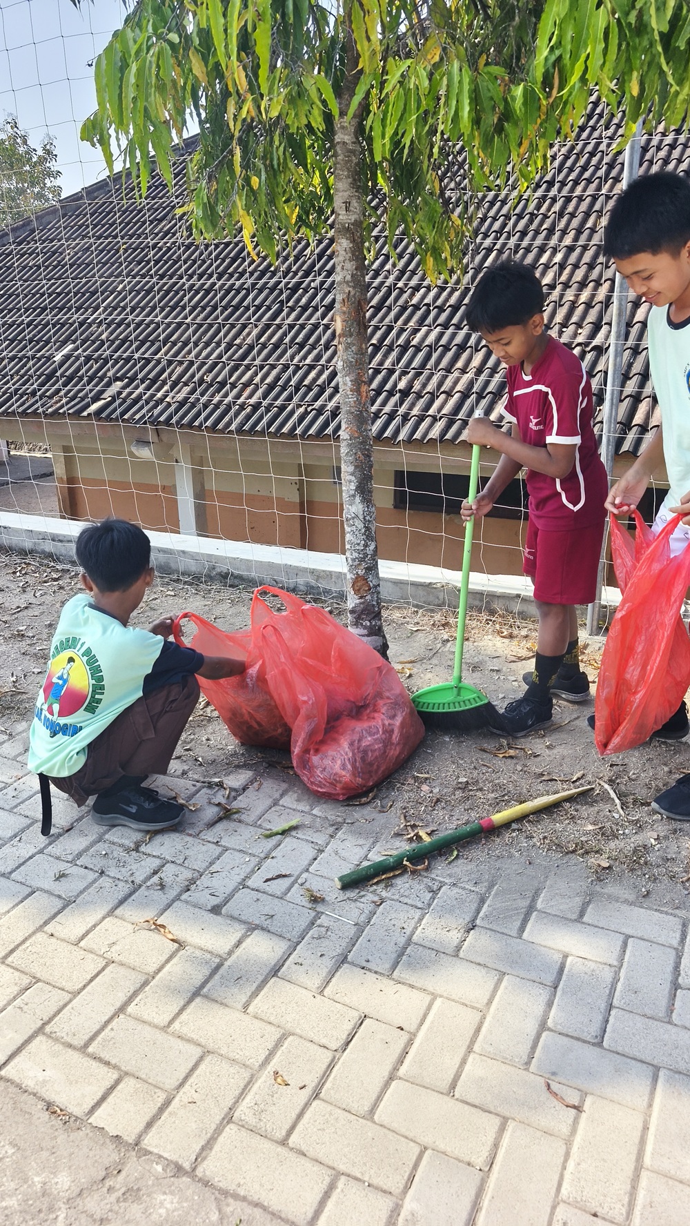 Dokumentasi Kegiatan Kebersihan SMP Negeri 1Puhpelem